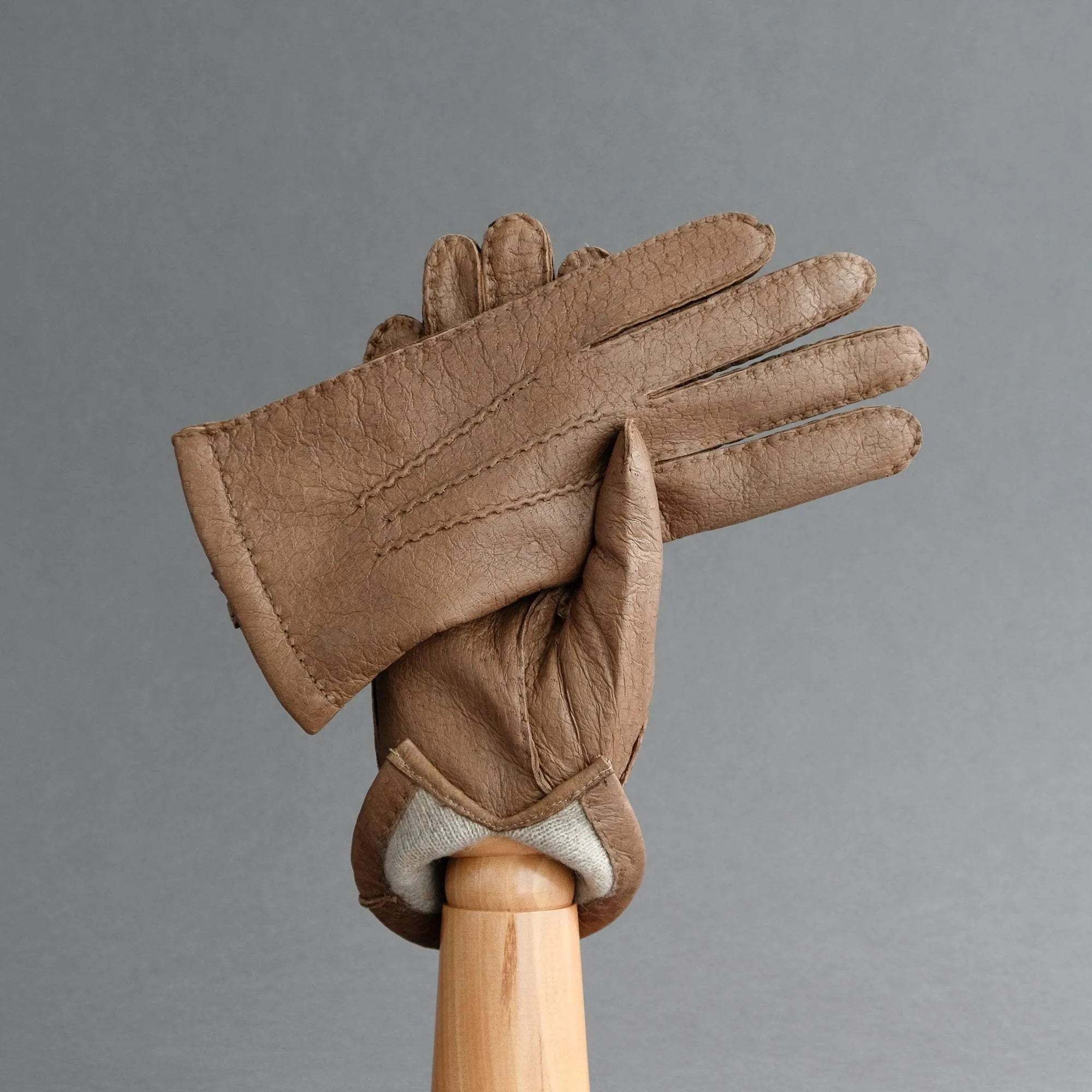 Gentlemen's Gloves from Taupe (575) Peccary Lined with Cashmere